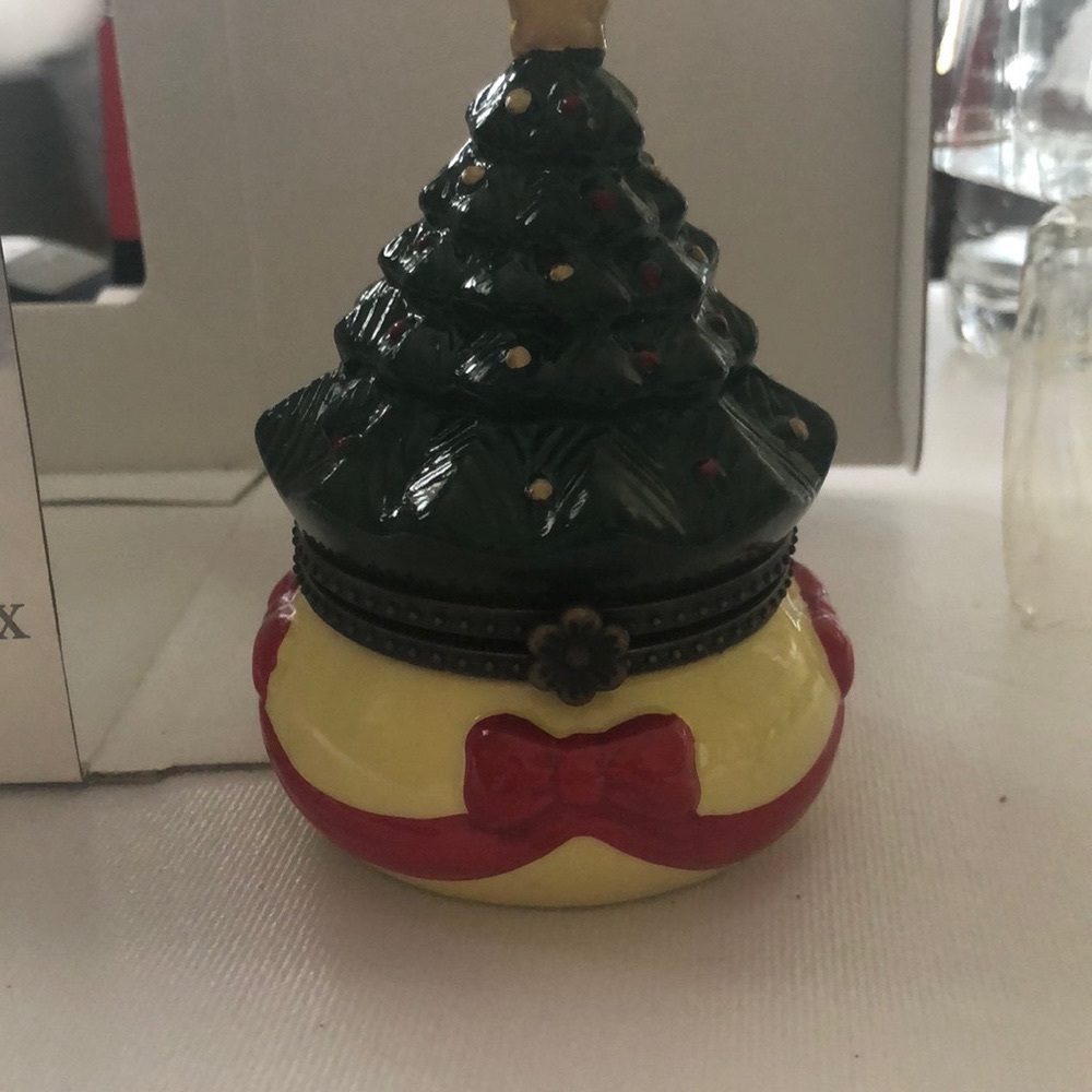 Mr. Christmas Animated Christmas Tree plays " O' Christmas Tree" Preowned
